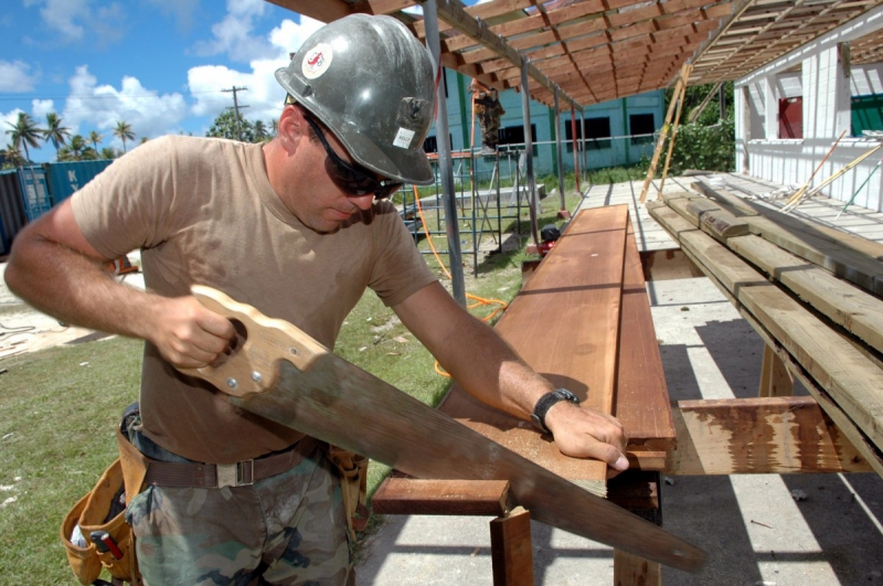 ebeniste-SEILLONS SOURCE D ARGENS-min_worker_construction_building_carpenter_male_job_build_helmet-893290